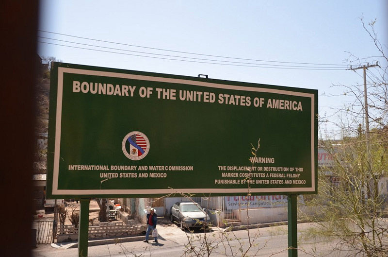 Sign marking the US/Mexico boundary.