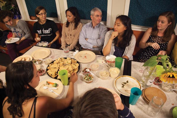 In “MLC House,” students dine with alumnae/i food conference panelist Eric Beringause ‘80, a food products exec, center.