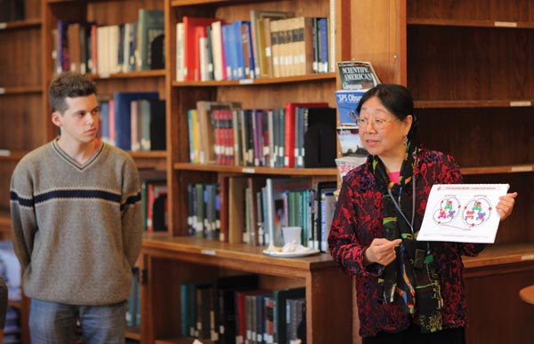 Professor Wu meets with Vassar physics students during a fall visit to campus.