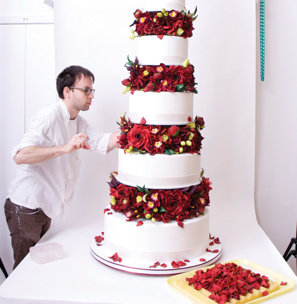 Jason Schreiber ’05 styles a six-foot-tall wedding cake. 